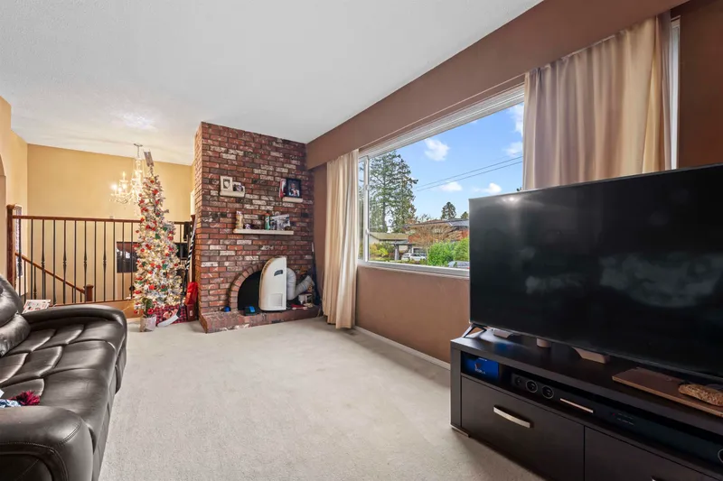 273 52A STREET - photo 2 of 12