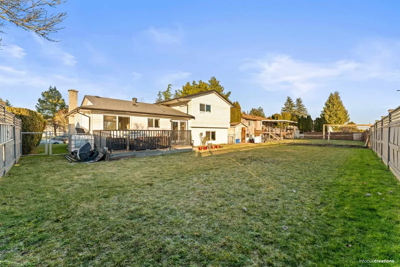 15796 95A AVENUE - photo 3 of 23