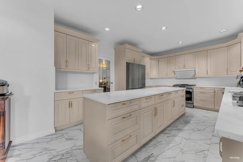 6835 HEATHER STREET - photo 4 of 25