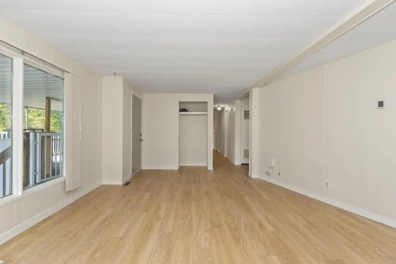 58 8220 KING GEORGE BOULEVARD - photo 4 of 25