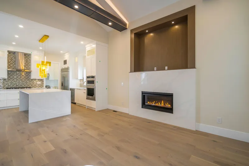 16548 22 AVENUE - photo 4 of 21