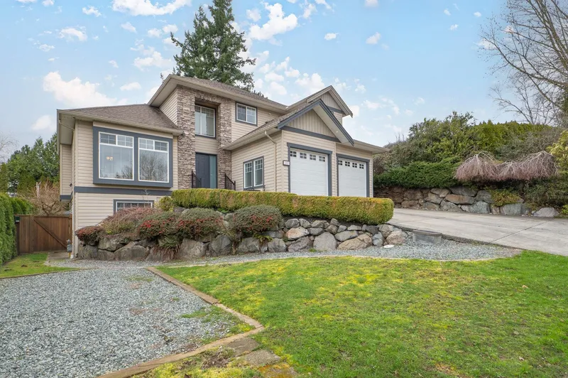 2107 ESSEX DRIVE - photo 2 of 25