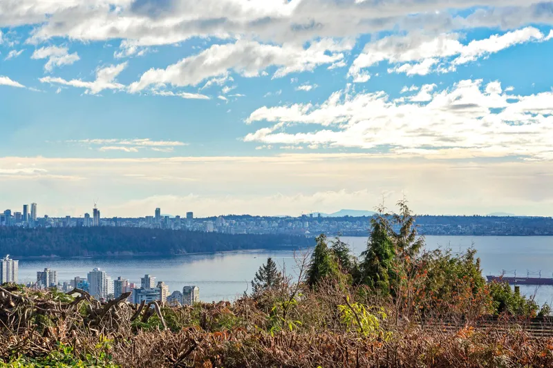 2090 26TH STREET - photo 2 of 25