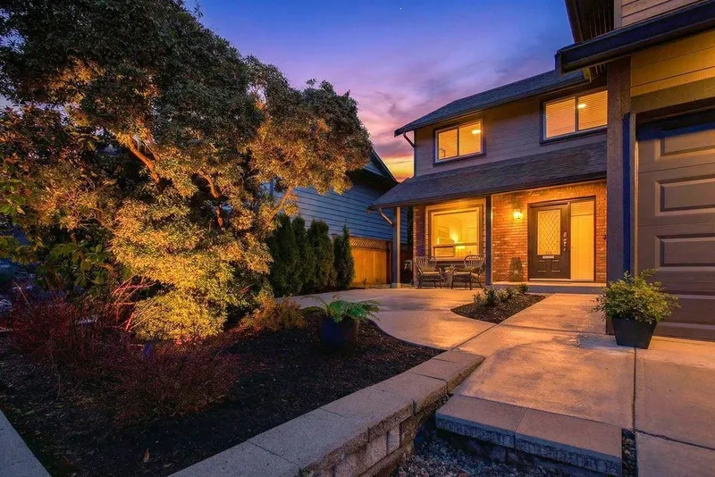 969 MANSFIELD CRESCENT - photo 2 of 25