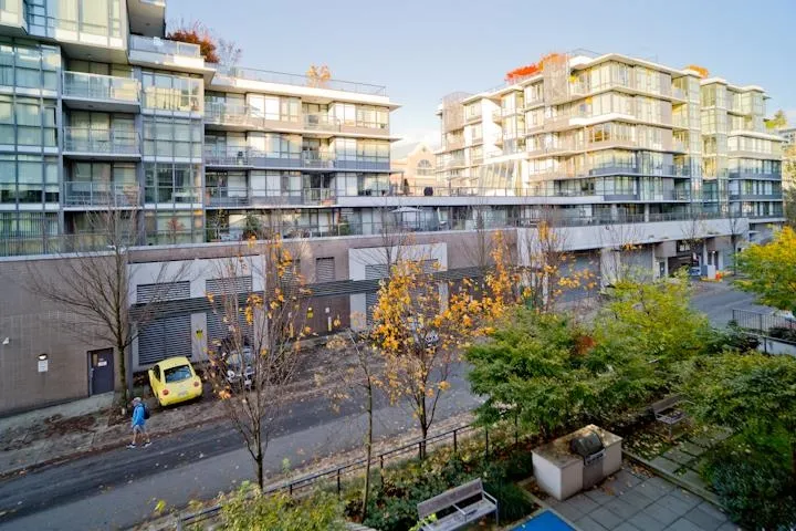 302 2033 W 10TH AVENUE - photo 3 of 20