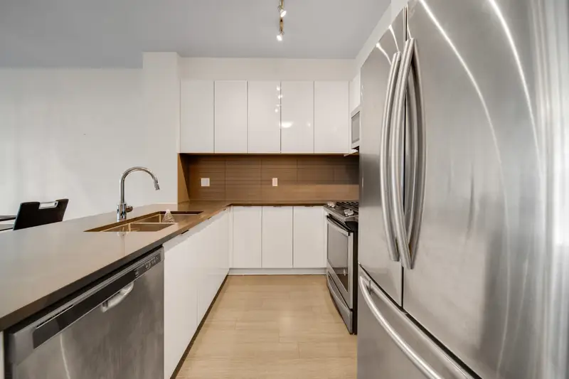 320 15137 33 AVENUE - photo 4 of 25