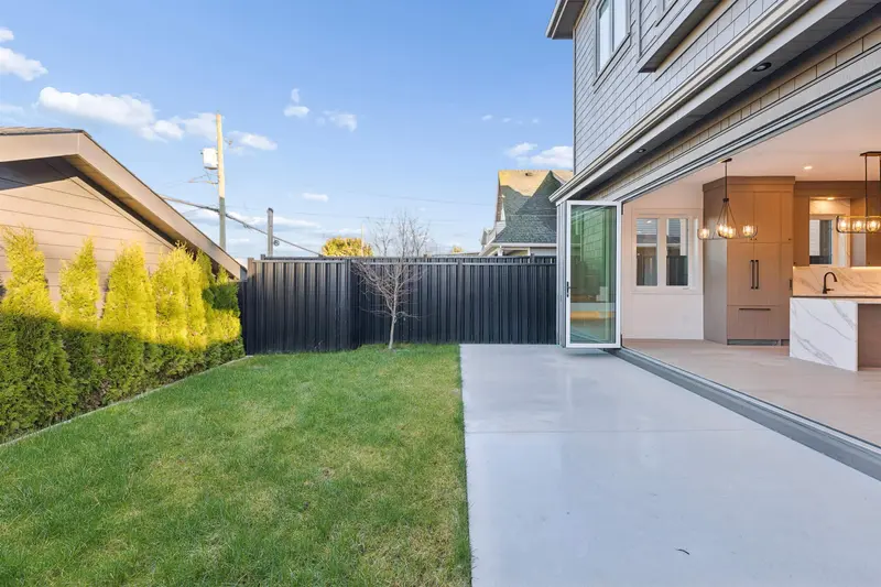 2 847 E 10 AVENUE - photo 3 of 25