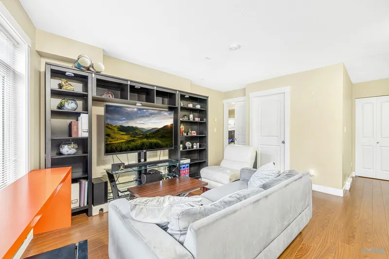 11 7428 14TH AVENUE - photo 4 of 15