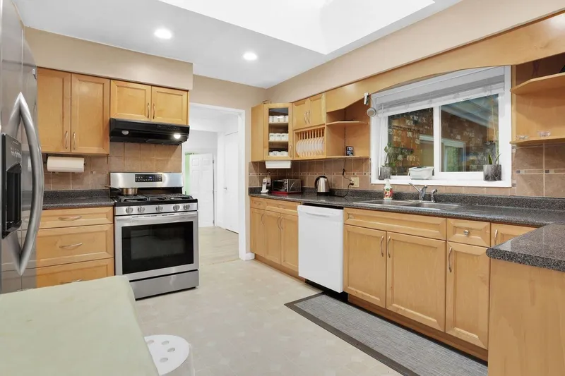 8386 144 STREET - photo 2 of 18