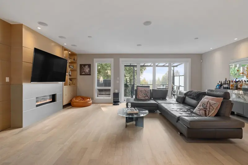 1033 PROSPECT AVENUE - photo 3 of 25