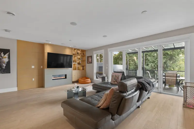 1033 PROSPECT AVENUE - photo 4 of 25