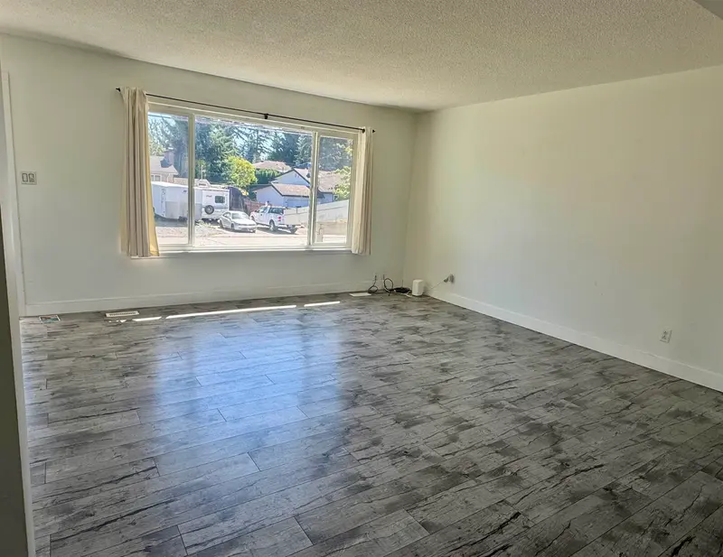 34443 YORK AVENUE - photo 2 of 16