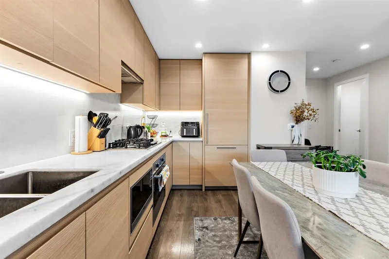 603 305 MORRISSEY ROAD - photo 3 of 25