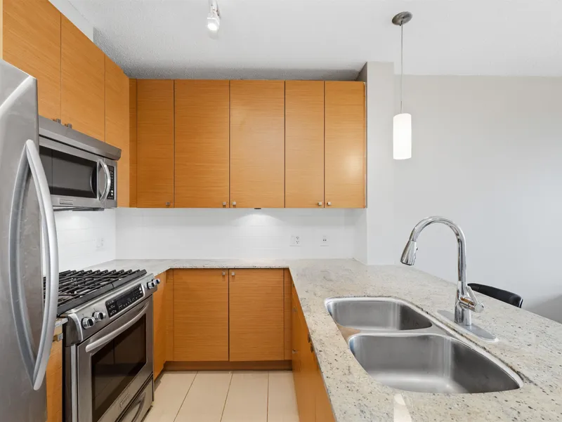 2201 400 CAPILANO ROAD - photo 3 of 21