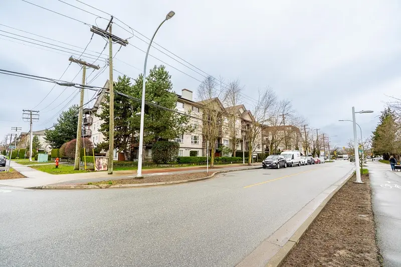 313 5465 203 STREET - photo 2 of 25