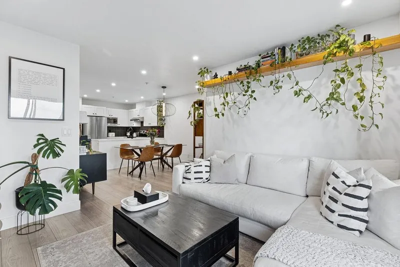 232 4550 FRASER STREET - photo 2 of 25