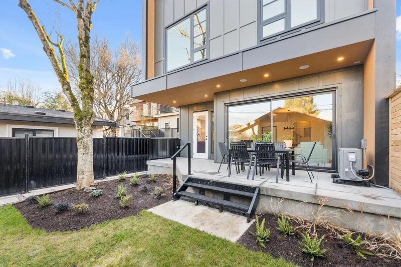 2 727 E 31ST AVENUE - photo 2 of 25