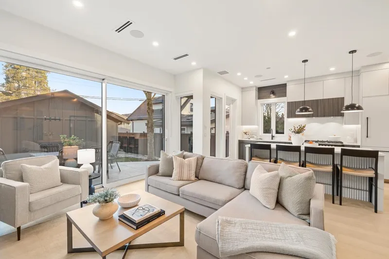 2 727 E 31ST AVENUE - photo 3 of 25