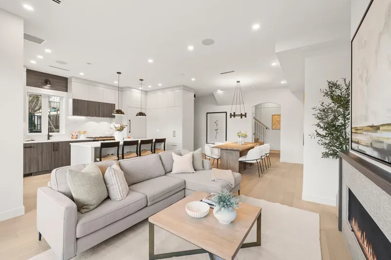 2 727 E 31ST AVENUE - photo 4 of 25