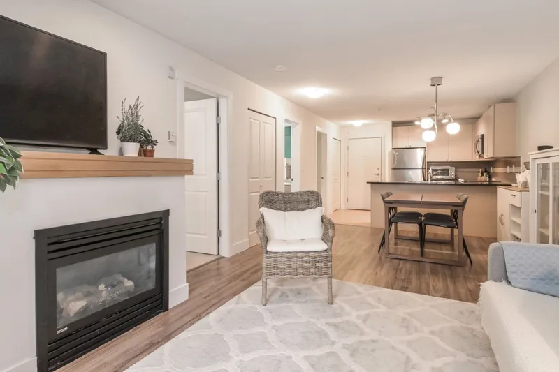 205 6500 194 STREET - photo 4 of 25