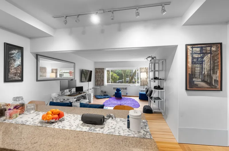 2 1879 BARCLAY STREET - photo 2 of 20