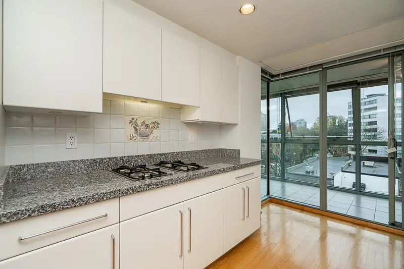 602 1550 W 15TH AVENUE - photo 4 of 25