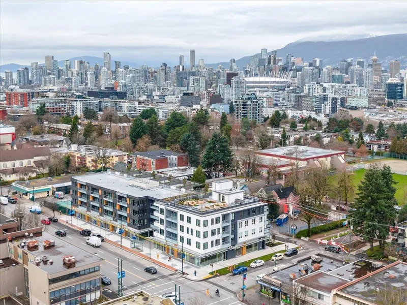 513 2471 ST GEORGE STREET - photo 2 of 25