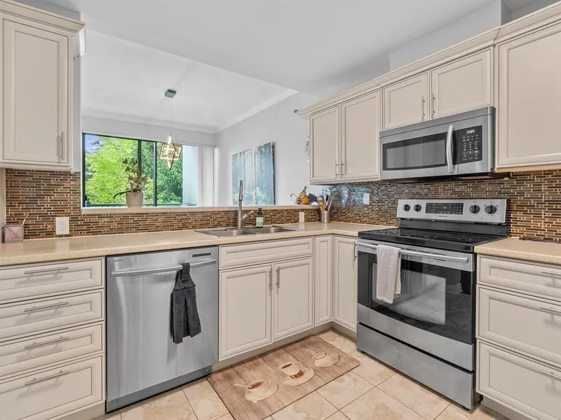 201 1725 MARTIN DRIVE - photo 4 of 19