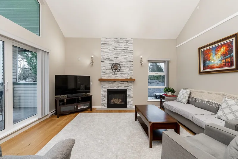 302 13911 70 AVENUE - photo 1 of 25