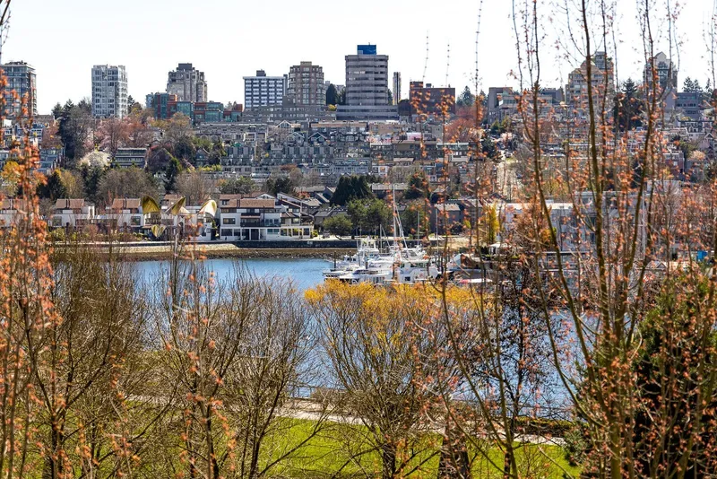 301 638 BEACH CRESCENT - photo 1 of 25