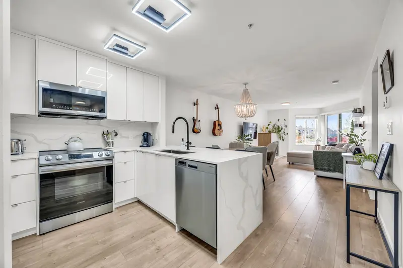 213 3038 E KENT AVENUE SOUTH - photo 2 of 25