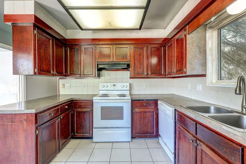 11243 136 STREET - photo 3 of 25