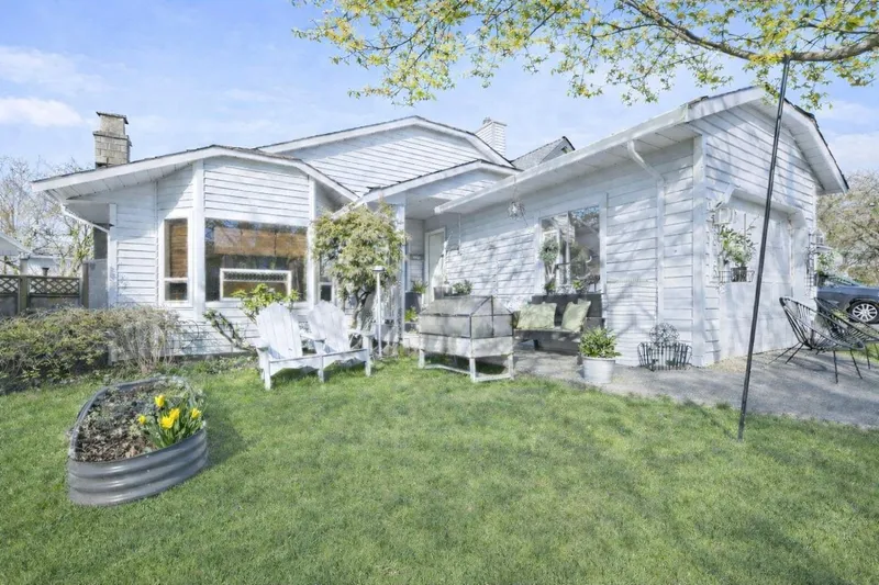 875 PORTEAU PLACE - photo 1 of 25