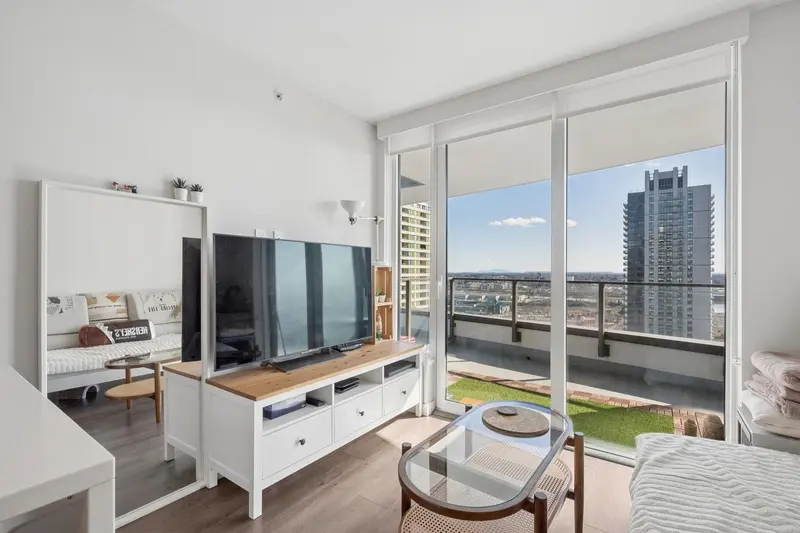 1909 8189 CAMBIE STREET - photo 2 of 25