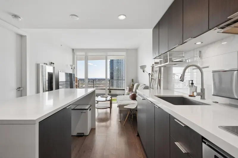 1909 8189 CAMBIE STREET - photo 4 of 25