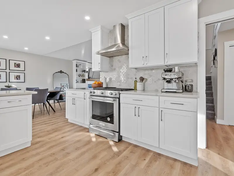 6323 171A STREET - photo 2 of 25