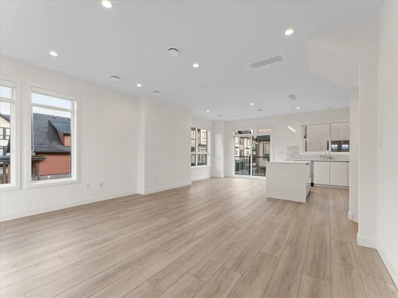 34 4337 BOUNDARY ROAD - photo 2 of 18