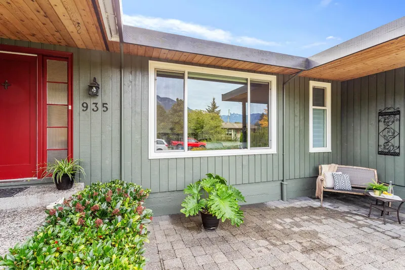 935 BEACONSFIELD ROAD - photo 2 of 25