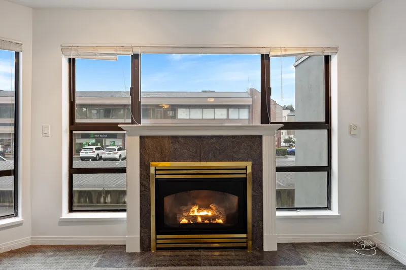 209 15241 18 AVENUE - photo 2 of 25