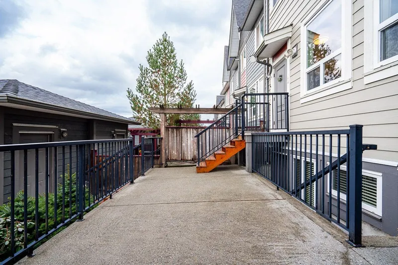 21025 80 AVENUE - photo 3 of 25