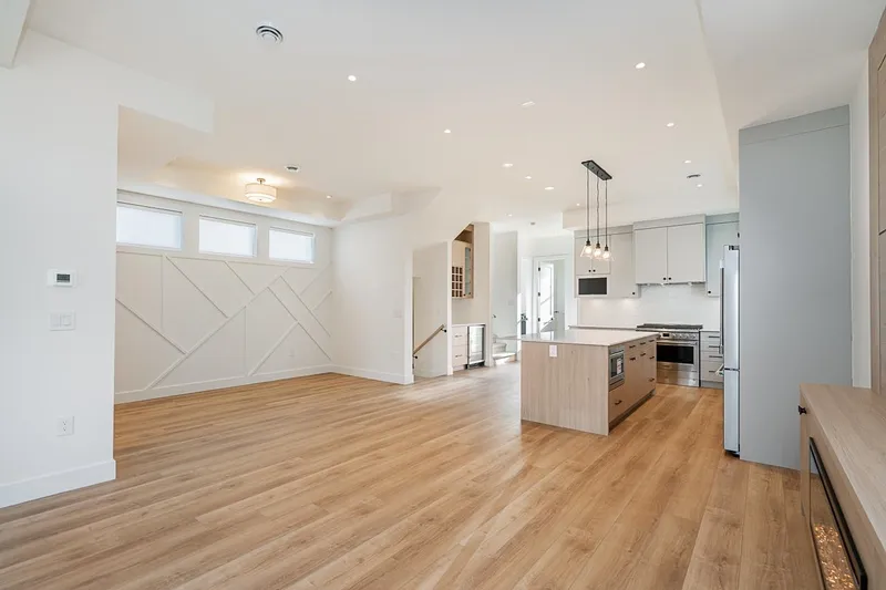 16711 16 AVENUE - photo 4 of 25